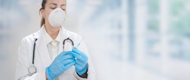 Coronavirus. Doktorlar ve hemşireler hastanede çalışıyor ve koronavirüsle savaşıyorlar. Koruyucu kıyafetli ve maskeli bir kadın doktor hastalığın tedavisini arıyor. Metni kopyala Hastane geçmişi. Grafik tasarım afişi