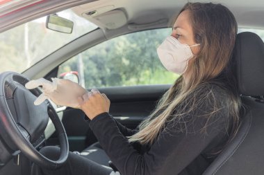 Coronavirus. Tam korumalı ekipmanlı bir polis teknisyeni arabasında oturan genç bir kadından örnek alıyor. Coronavirus mobil test ünitesi. İzole edilmiş. Karantina. 