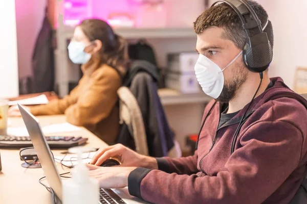 Coronavirus Trabajadores Negocios Que Trabajan Desde Casa Usando Máscara Protectora — Foto de Stock