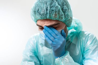 Coronavirus. Doktor ve hemşire portresi hastanede çalışıyor ve koronavirüsle savaşıyor. Doktorlar kahramandır. Maskeli doktor Corona virüsü savaşına çare arıyor. Siyah beyaz doktor..