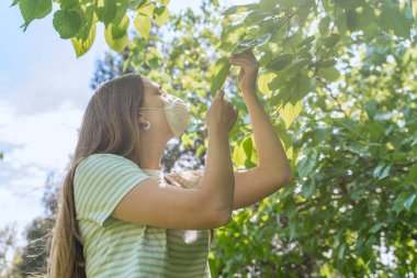 Coronavirus bitti. Konsepti kazandık. Dışarıda maske takan özgür bir kadın. Güvendeyiz. Coronavirus bitti. Biz kazandık. Artık karantina yok. Derin nefes al. Maskeni çıkar. Tedavi..
