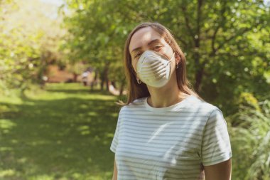 Coronavirus bitti. Konsepti kazandık. Dışarıda maske takan özgür bir kadın. Güvendeyiz. Coronavirus bitti. Biz kazandık. Artık karantina yok. Derin nefes al. Maskeni çıkar. Tedavi..