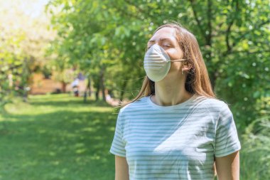 Coronavirus bitti. Konsepti kazandık. Dışarıda maske takan özgür bir kadın. Güvendeyiz. Coronavirus bitti. Biz kazandık. Artık karantina yok. Derin nefes al. Maskeni çıkar. Tedavi..