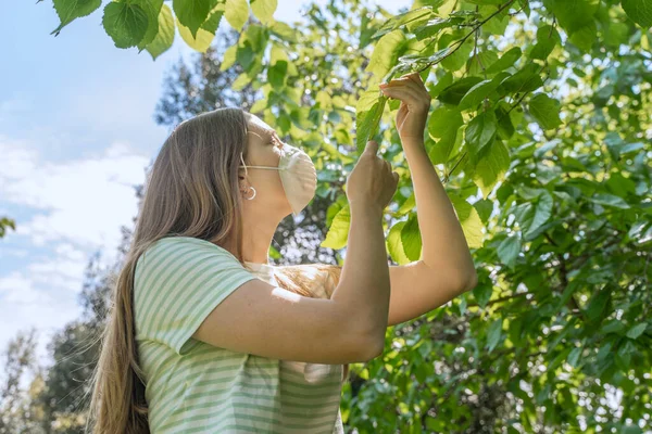 Coronavirusul Terminat Femeia Mască Aer Liber Lumina Soarelui Suntem Siguranţă — Fotografie, imagine de stoc