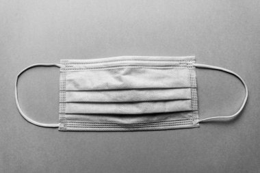 Coronavirus hala yaşam konsepti. Yüz maskesi. Kendine dikkat et. Coronavirus karantinası. Tedavi için savaşıyorum. Aşı. Maske izole edilmiş beyaz arkaplan. Metnin için web kopyalama alanı için grafik tasarımı. Koruyucu maske. Ekonomik kriz