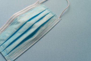 Coronavirus hala yaşam konsepti. Yüz maskesi. Kendine dikkat et. Coronavirus karantinası. Tedavi için savaşıyorum. Aşı. Maske izole edilmiş beyaz arkaplan. Metnin için web kopyalama alanı için grafik tasarımı. Koruyucu maske. Ekonomik kriz