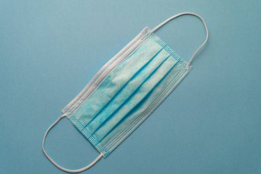 Coronavirus hala yaşam konsepti. Yüz maskesi. Kendine dikkat et. Coronavirus karantinası. Tedavi için savaşıyorum. Aşı. Maske izole edilmiş beyaz arkaplan. Metnin için web kopyalama alanı için grafik tasarımı. Koruyucu maske. Ekonomik kriz