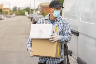 Coronavirus. Koruyucu maskeli ve lastik eldivenli adam teslimat hizmeti veriyor. Karantina altında teslimat hizmeti, salgın hastalık, koronavirüs salgını. Ulaşım. Kahramanlar. 
