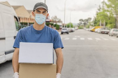 Coronavirus. Koruyucu maskeli ve lastik eldivenli adam teslimat hizmeti veriyor. Karantina altında teslimat hizmeti, salgın hastalık, koronavirüs salgını. Ulaşım. Kahramanlar. 