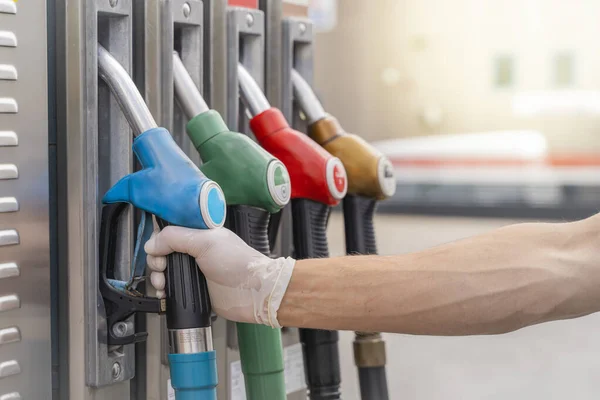 Coronavirus Närbild Bil Tankning Bensinstation Man Med Gummihandskar Pumpande Bensin — Stockfoto