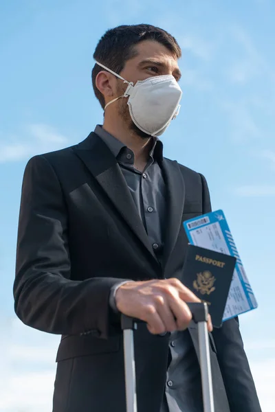 Coronavirus Viajero Aéreo Hombre Negocios Con Máscaras Faciales Caminar Por — Foto de Stock