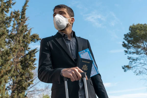 Coronavirus Viajero Aéreo Hombre Negocios Con Máscaras Faciales Caminar Por — Foto de Stock