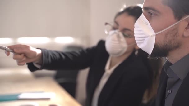 Trabajadores Oficina Coronavirus Con Máscara Para Virus Corona Los Trabajadores — Vídeo de stock