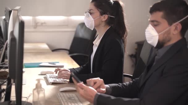 Coronavirus Office的工作人员带着Corona病毒面具商工们戴口罩来保护和照顾他们的健康 办公室和电脑一起工作 在家工作 — 图库视频影像