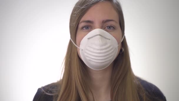 Coronavirus Concept Covid Jonge Vrouw Met Beschermmasker Witte Achtergrond Open — Stockvideo