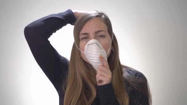 Concepto Coronavirus Covid Mujer Joven Con Máscara Protección Sobre Fondo — Vídeo de stock