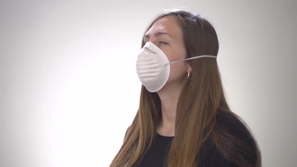 Concepto Coronavirus Covid Mujer Joven Con Máscara Protección Sobre Fondo — Vídeo de stock