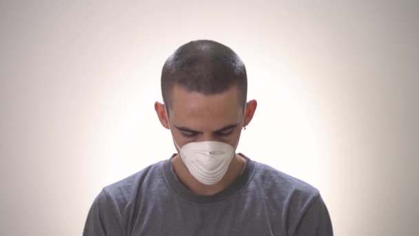 Conceito Coronavírus Covid Jovem Com Máscara Proteção Fundo Branco Abrir — Vídeo de Stock