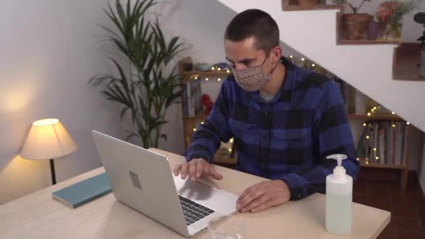 Coronavirus 在家里工作的人戴着防护面具 为戴防护面具的头孢病毒进行检疫 在家工作 用清洁剂凝胶清洁她的手 温度计发烧检查 — 图库视频影像