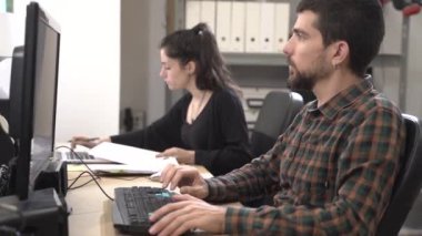 Coronavirus. İş adamları koruyucu maske takarak evde çalışıyor. Coronavirus için karantinada küçük bir şirket dezenfektan jeliyle çalışıyor. Küçük şirket konsepti.