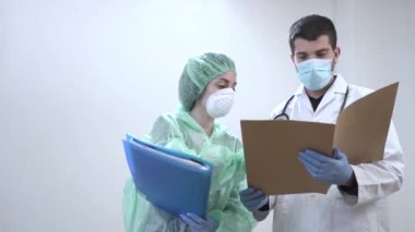 Coronavirus. Hastanede çalışıp koronavirüsle savaşan doktor ve hemşirelere teşekkür ederim. Doktorlar kahramandır. Koruyucu giysili ve maskeli doktorlar hastalığın tedavisini arıyorlar..