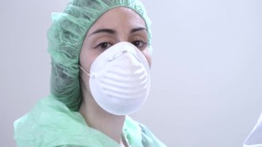Coronavirus. Hastanede çalışıp koronavirüsle savaşan doktor ve hemşirelere teşekkür ederim. Doktorlar kahramandır. Koruyucu giysili ve maskeli doktorlar hastalığın tedavisini arıyorlar..