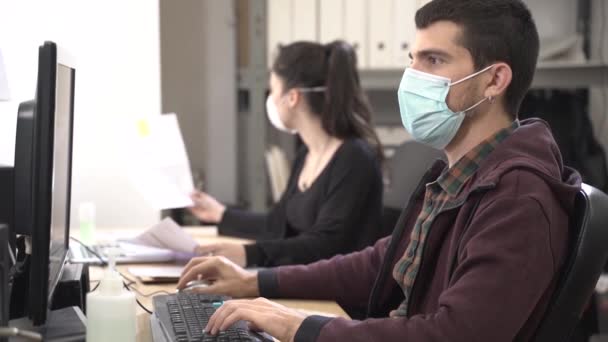 Coronavirus Zakelijke Werknemers Werken Vanuit Huis Met Een Beschermend Masker — Stockvideo