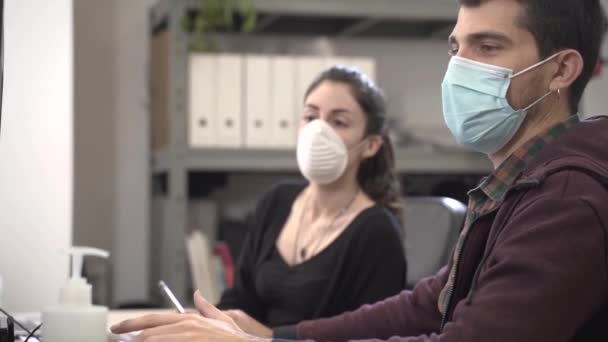 Coronavirus Zakelijke Werknemers Werken Vanuit Huis Met Een Beschermend Masker — Stockvideo