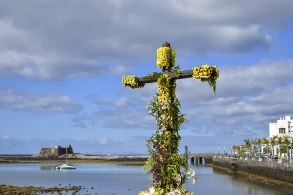 Croce Legno Ricoperta Fiori Gialli Marinai Isola Lanzarote — Foto Stock