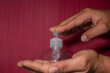 Erkek eli jel kırmızı arka plan virüs hijyeni