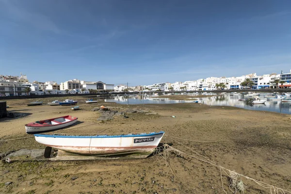 Arrecife, Lanzarote, Kanarya Adaları, İspanya - 30 Ocak 2020: Geleneksel Balıkçı tekneleri limanı.