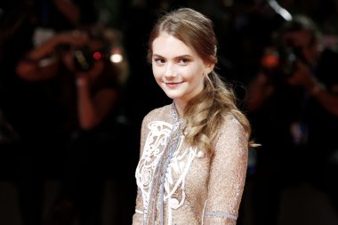 aktrist Emilia Jones 