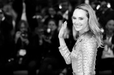 aktris Suki Waterhouse 