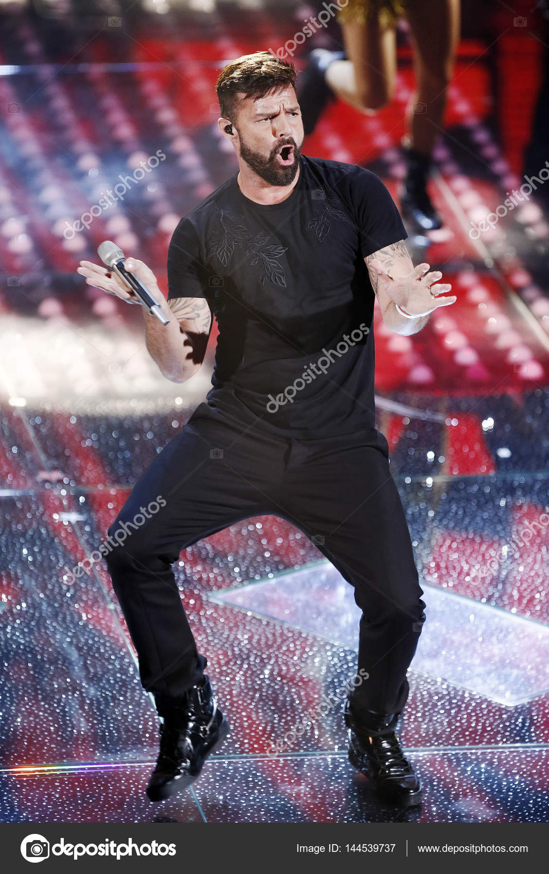 Певец Рикки Мартин – Стоковое Редакционное Фото © Arp #144539737