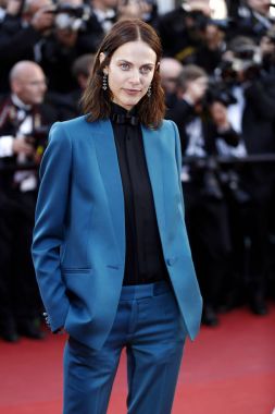 Oyuncu Aymeline Valade