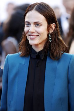 Oyuncu Aymeline Valade