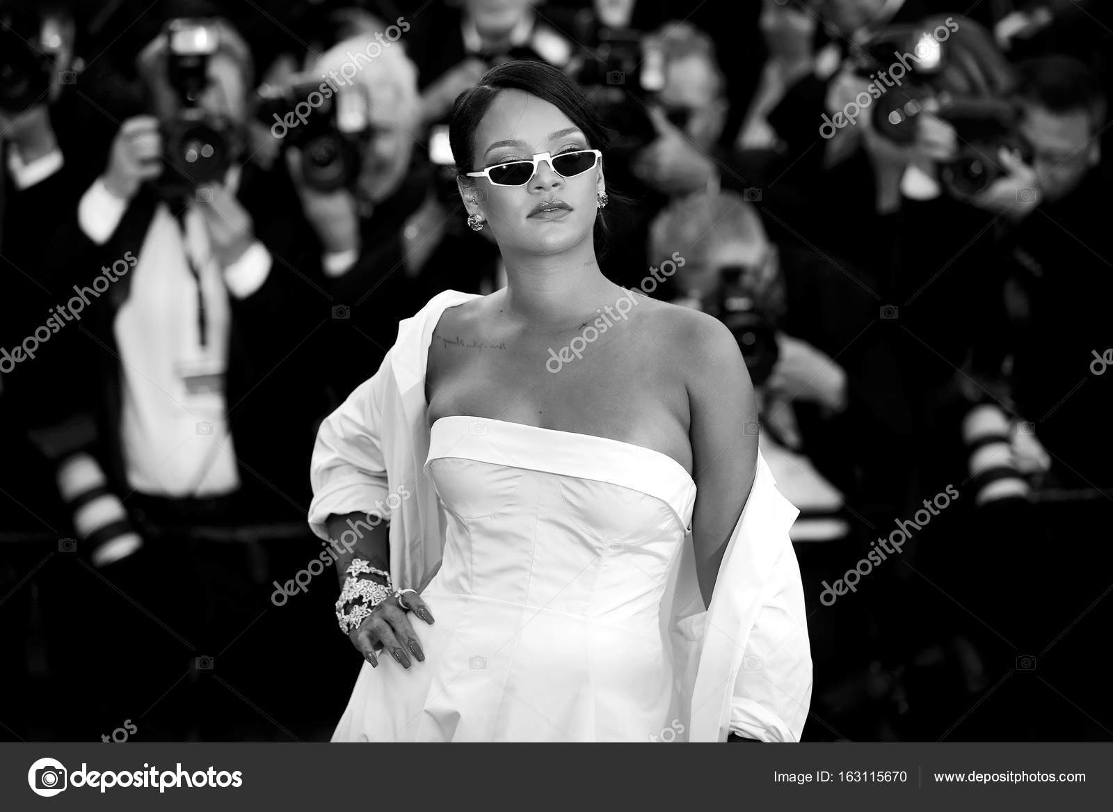 Robyn Rihanna Fenty  Fashion, Rihanna photoshoot, Rihanna