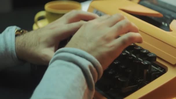Type d'écrivain Dots sur une machine à écrire rétro clavier mécanique — Video