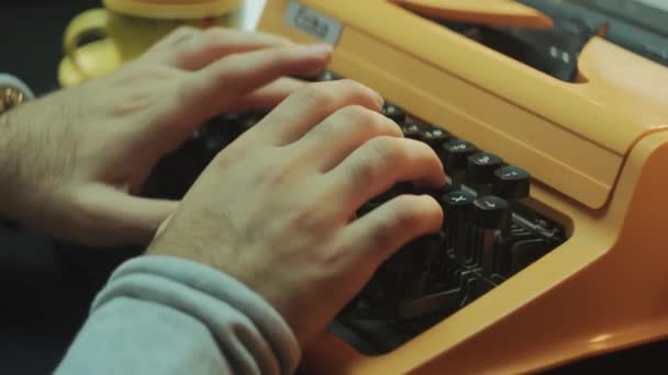 Type d'écrivain Dots sur une machine à écrire rétro clavier mécanique 
