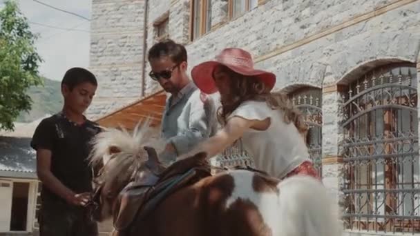 Lyckligt par Går smekande ponny — Stockvideo