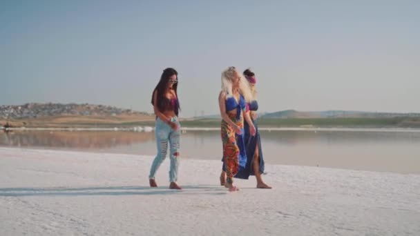 Молодые танцовщицы у озера на закате — стоковое видео