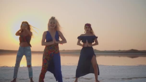 Niñas bailando junto al lago en la puesta del sol — Vídeos de Stock