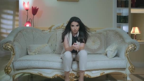 Ung flicka modell Posing och sitta på soffan — Stockvideo