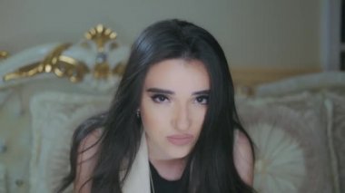 Genç, güzel bir model. Kameraya bakıyor ve poz veriyor.