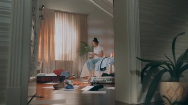 Üzgün kız yatak odasında acı çekiyor.