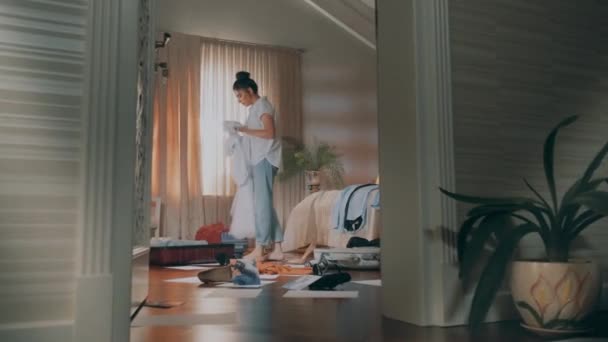Smutná dívka trpí v ložnici pokoj — Stock video