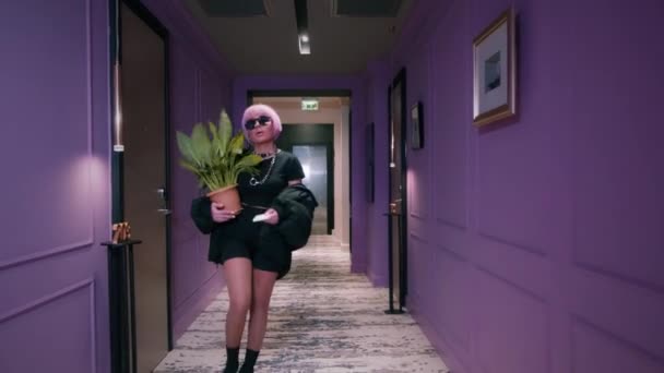 ピンクの髪の女の子が廊下を歩く — ストック動画