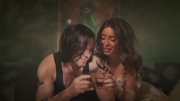 Два любовника обмениваются ласками, пьют виски — стоковое видео