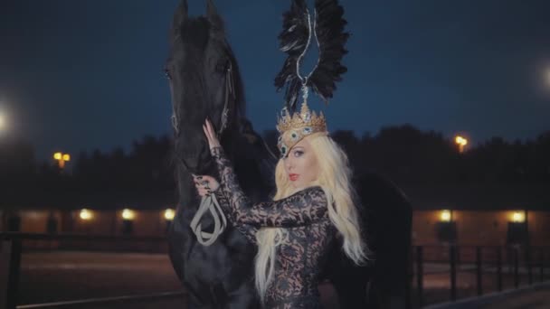 Zwart paard mooi meisje sexy model prinses — Stockvideo