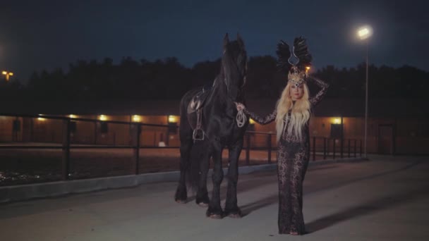 Czarny koń piękne dziewczyna sexy model księżniczka — Wideo stockowe